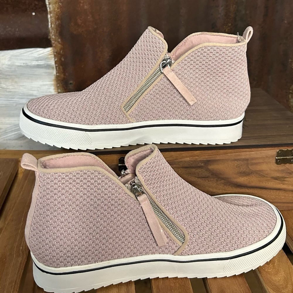 Steve Madden Women’s Wedge Sneaker’s Blush Pink Knit Zip Booties